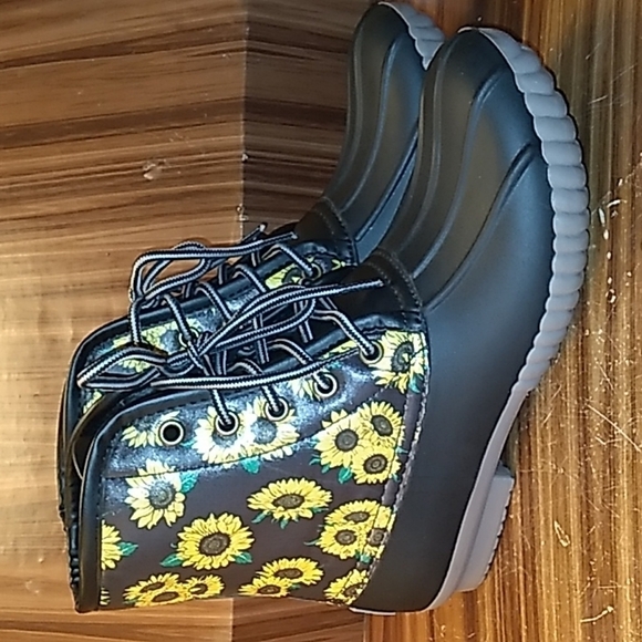 Simply Southern 6 sunflower 🌻  rubber duck boots - Picture 1 of 5